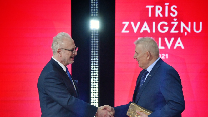 Egils Levits un Visvaldis Freidenfelds paspiež viens otram roku