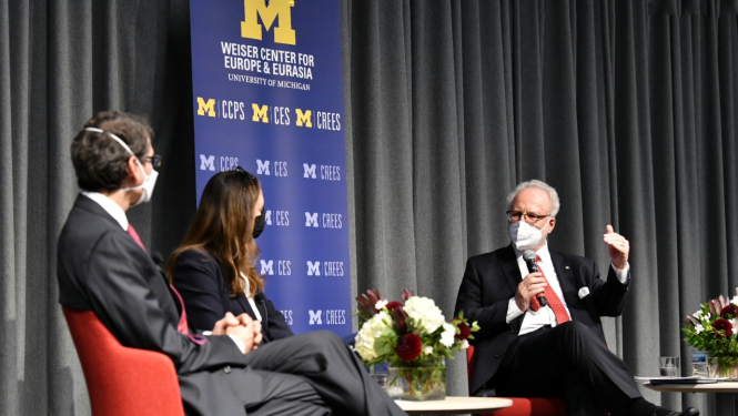 Egils Levits diskutē ir diviem diskusijas moderatoriem uz skatuves