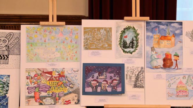 Rīgas pilī sveic Valsts prezidenta Ziemassvētku kartītes dizaina konkursa labāko darbu autorus
