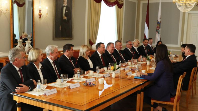 Valsts prezidents Rīgas pilī tiekas ar Starptautiskās kamaniņu sporta federācijas pārstāvjiem