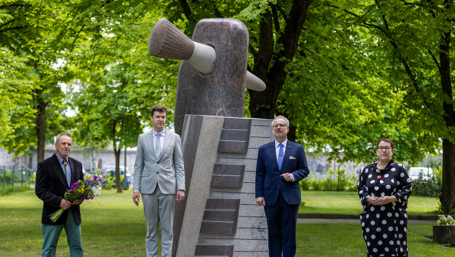 No kreisās tēlnieks Pauls Jaunzems, skolas direktors Artūrs Cingujevs, Valsts prezidents Egils Levits, Rīgas domes deputāte Iveta Ratinīka