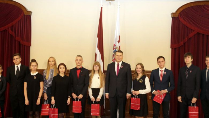 Valsts prezidents apbalvo skolēnu uzrunu konkursa uzvarētājus