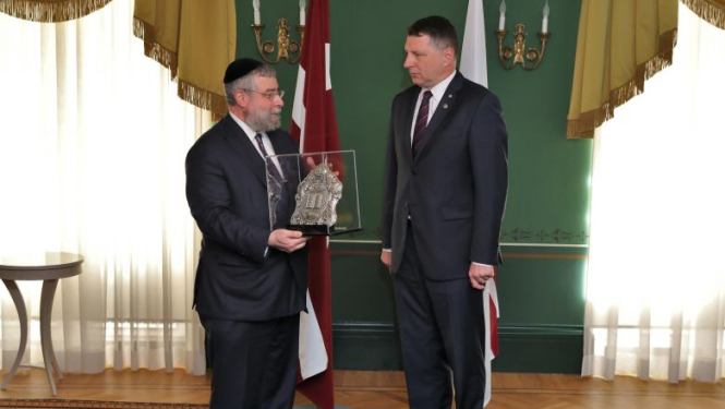 Valsts prezidents saņem Eiropas rabīnu konferences atzinības balvu par reliģiskās brīvības nodrošināšanu un ebreju kopienas atbalstu Latvijā