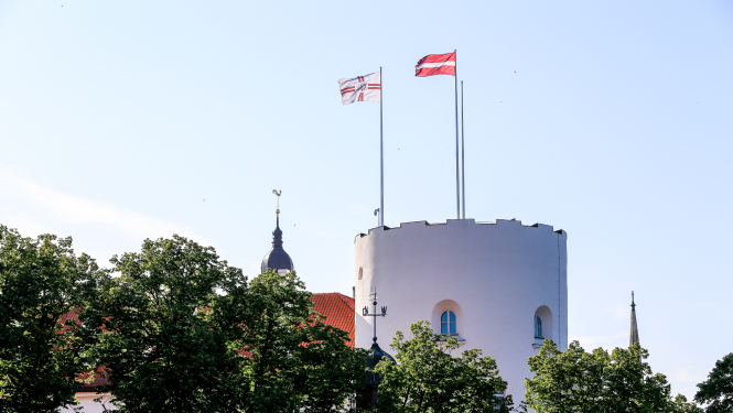Rīgas pils Svētā gara tornis, kurā plīvo Latvijas valsts karogs un Valsts prezidenta standarts