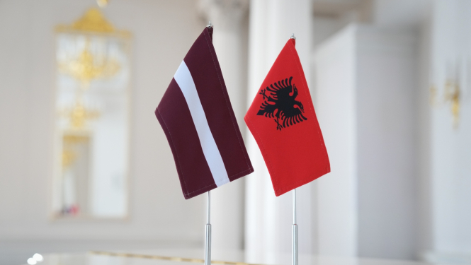 Latvijas Republikas un Albānijas Republikas karogi