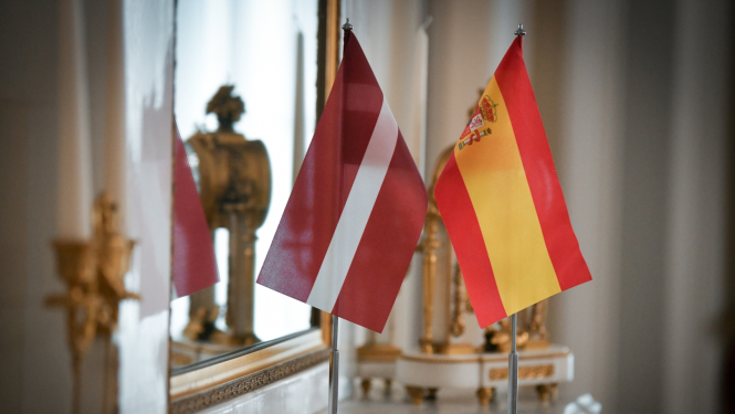 Latvijas un Spānijas karogi