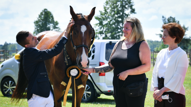 No kreisās: Rihards Snikus, paralimpieša zirgs, zirgu kopēja, Andra Levite