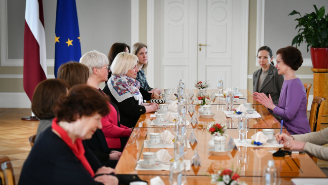 17.04.2023. Andra Levite tiekas ar Latvijas Sieviešu nevalstisko organizāciju sadarbības tīkla pārstāvēm