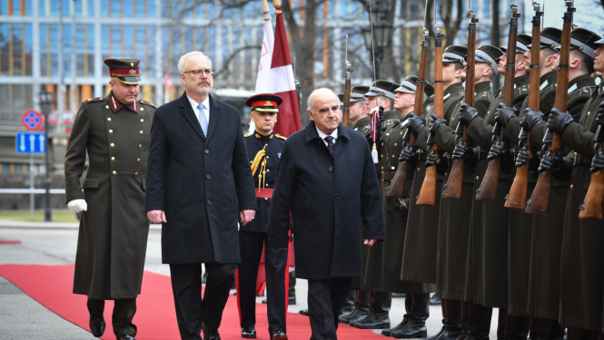 Egils Levits un Džordžs Vella iet gar godasardzi