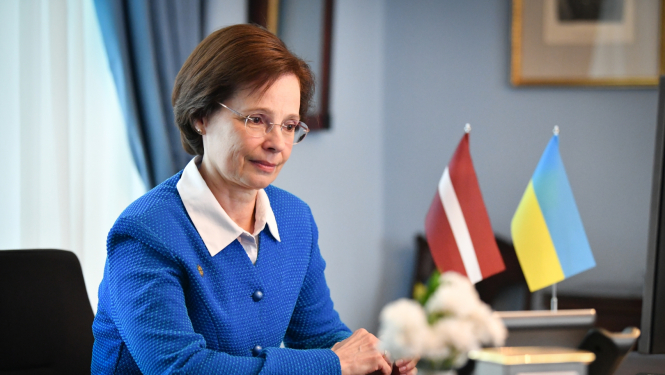 Andra Levite sarunājas ar Ukrainas prezidenta dzīvesbiedri Olenu Zelensku pa tālruni 2022. gada jūnijā