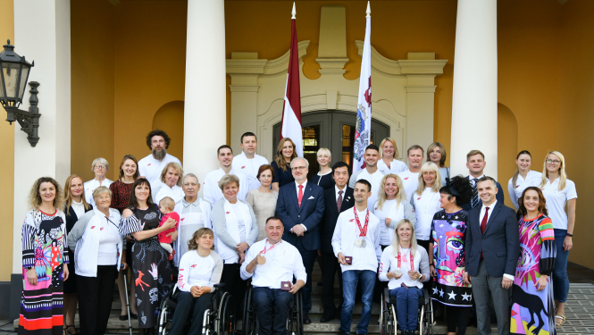 Kopbilde ar paraolimpiešiem