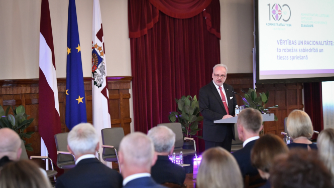 30.08.2022. Valsts prezidents Egils Levits piedalās un uzrunā klātesošos administratīvās justīcijas simtgades noslēguma konferencē "Vērtības un racionalitāte: to robežas sabiedrībā un tiesas spriešanā". 