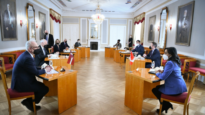 Sarunas dalībnieki Rīgas pils Ģerboņu zālē