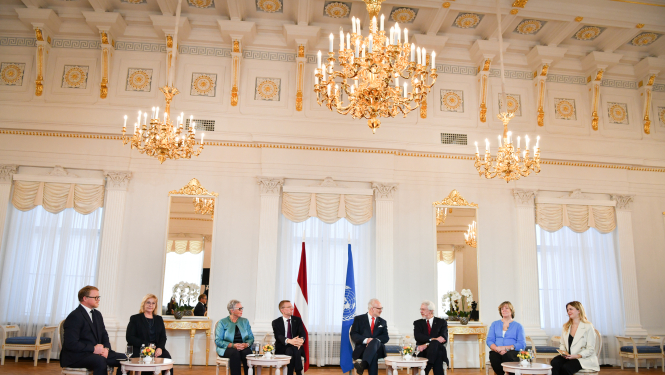 Latvijas dalības ANO 30. gadadienas diskusijas dalībnieki Rīgas pils Baltajā zālē