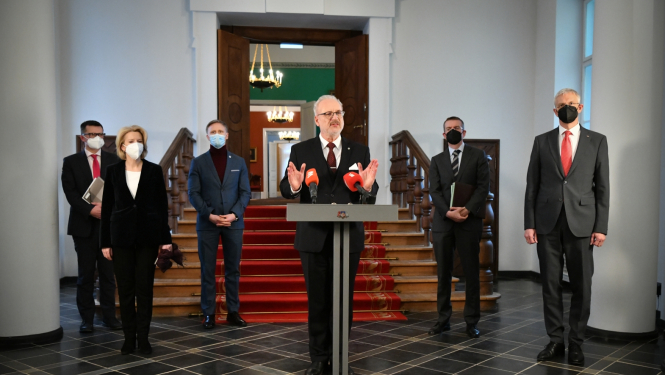 No kreisās Jānis Garisons, Ināra Mūrniece, Rihards Kols, Egils Levits, Edgars Rinkēvičs, Krišjānis Kariņš