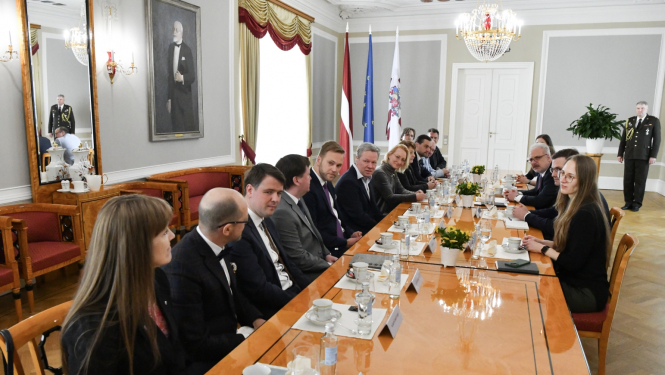 Sarunas dalībnieki Rīgas pils Ģerboņu zālē