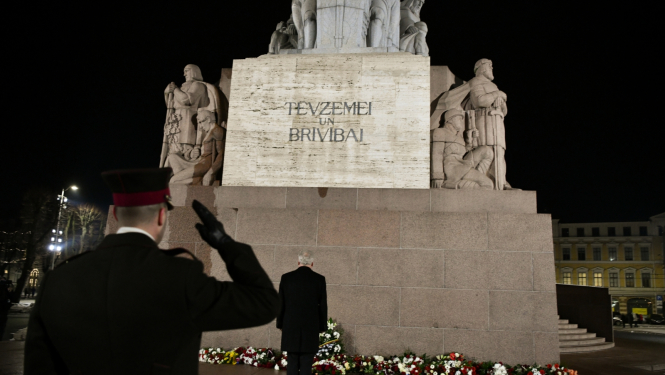 20.01.2023. Valsts prezidents Egils Levits, godinot 1991. gada barikāžu aizstāvjus, noliek ziedus pie Brīvības pieminekļa un piemiņas vietās Bastejkalnā. Foto autors: Ilmārs Znotiņš, Valsts prezidenta kanceleja.