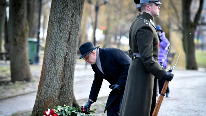 Egils Levits noliek ziedus pie piemiņas akmens Bastejkalnā