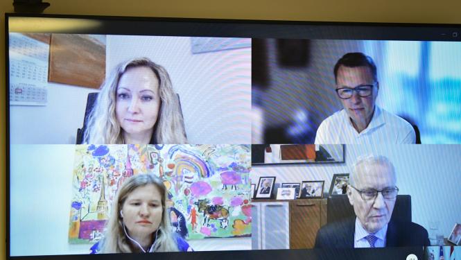 Televizora ekrāns ar sarunas dalībnieku attēliem