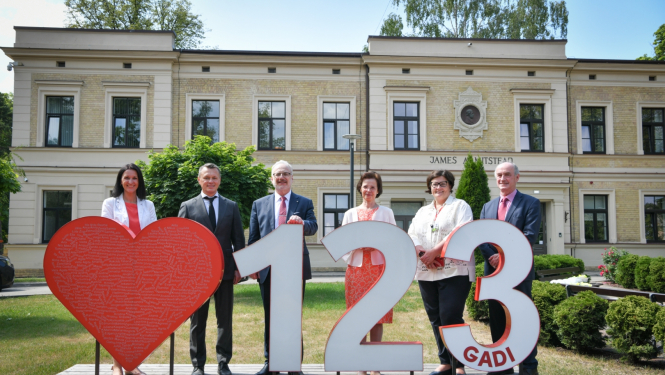 28.06.2023. Valsts prezidents Egils Levits un Andra Levite apmeklē Bērnu klīnisko universitātes slimnīcu