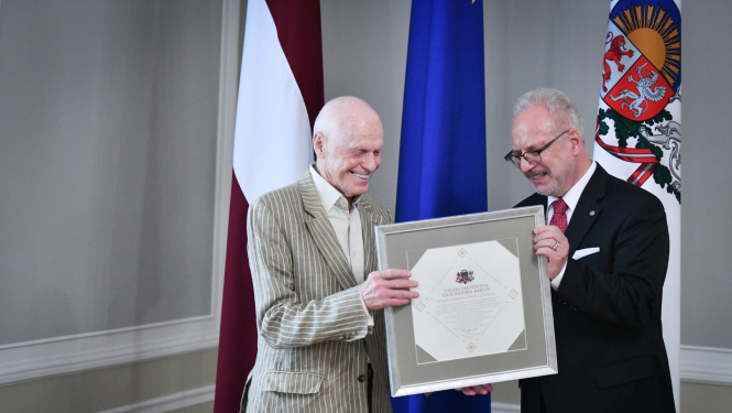 Valsts prezidents Egils Levits pasniedz Cildinājuma rakstu tiesību zinātņu doktoram, politiskajam un sabiedriskajam darbiniekam Valdim Birkavam 2022. gada 30. augustā 