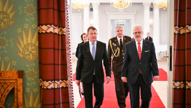 19.10.2022. Valsts prezidents Egils Levits pasniedz akreditācijas vēstuli Latvijas Republikas ārkārtējam un pilnvarotajam vēstniekam Indijas Republikā Jurim Bonem.