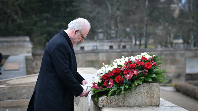 Egils Levits noliek ziedus Rīgas Brāļu kapos