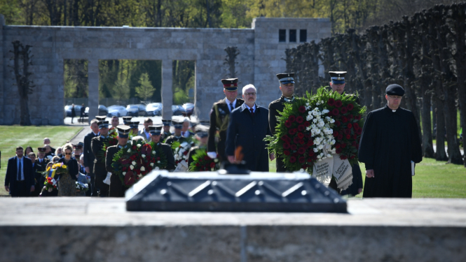 Valsts prezidents piedalās svinīgajā vainagu nolišanas ceremonijā Rīgas Brāļu kapos