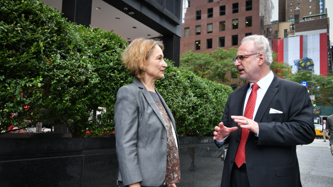 Ilze Brands-Kehris un Egils Levits runā uz ielas