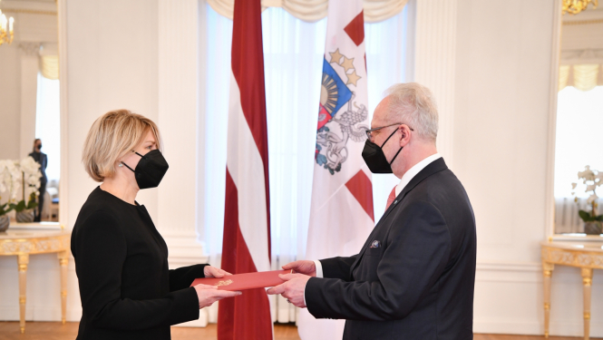 Valsts prezidents Egils Levits pasniedz akreditācijas vēstuli Ievai Briedei, Latvijas Republikas vēstniecei Grieķijas Republikā