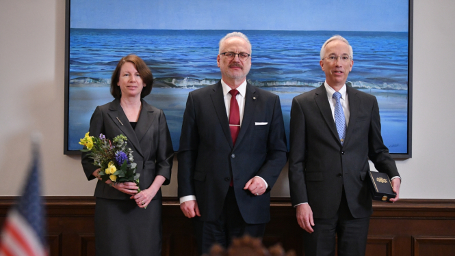 No kreisās: vēstnieka kundze, Valsts prezidents, vēstnieks