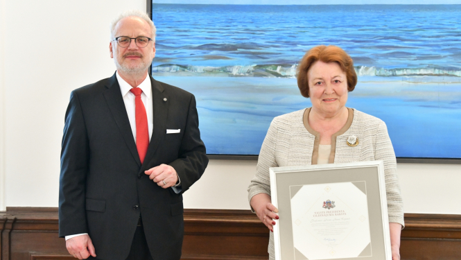 Valsts prezidents Egils Levits pasniedz Cildinājuma rakstu Ilmai Čepānei