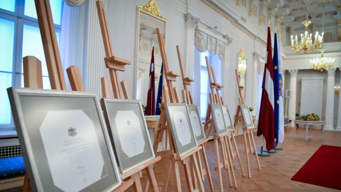 Valsts prezidenta Cildinājuma raksti sarindoti Svētku zālē uz molbertiem