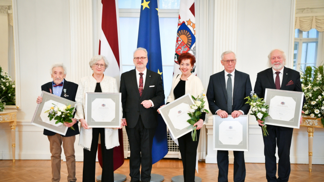 20.12.2022. Valsts prezidents Egils Levits pasniedza Cildinājuma rakstus bijušajam Latvijas Augstākās Padomes deputātam Kazimiram Šļakotam, pianistam Ventim Zilbertam, baleta māksliniecei Litai Beiris, fotogrāfam Pēterim Korsakam un politiķei Sandrai Kalnietei. Foto autors: Ilmārs Znotiņš, Valsts prezidenta kanceleja.