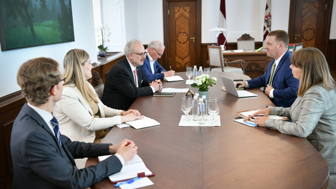 Sarunas dalībnieki pie galda Valsts prezidenta kabinetā