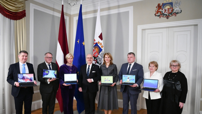 Padomes dalībnieki kopbildē ar Valsts prezidentu Egilu Levitu, daži tur atvērtus klēpjdatorus