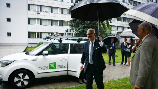 Valsts prezidents Egils Levits apmeklē Elektronikas un datorzinātņu institūtu
