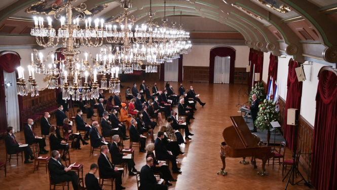 Sarunas dalībnieki Rīgas pils Svētku zālē