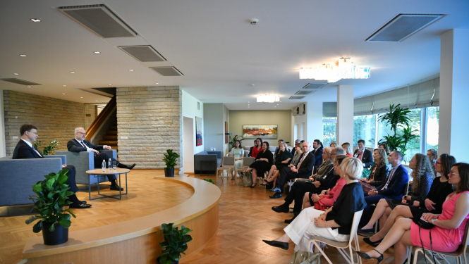 Valsts prezidents Egils Levits tiekas ar Valda Dombrovska komandu 2022. gada 14. jūlijā Jūrmalas rezidencē