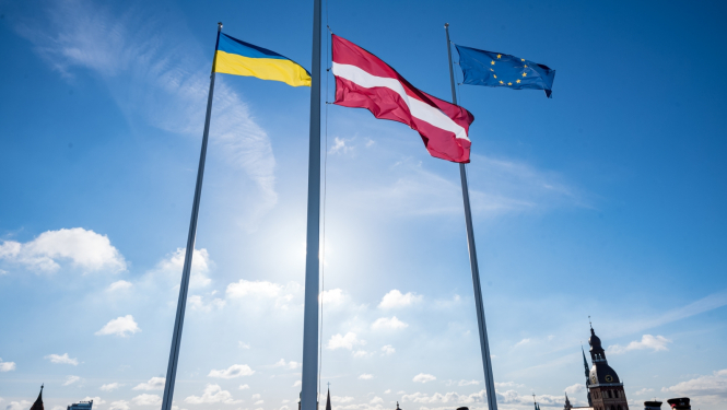 Ukrainas, Latvijas un Eiropas Savienības karogi