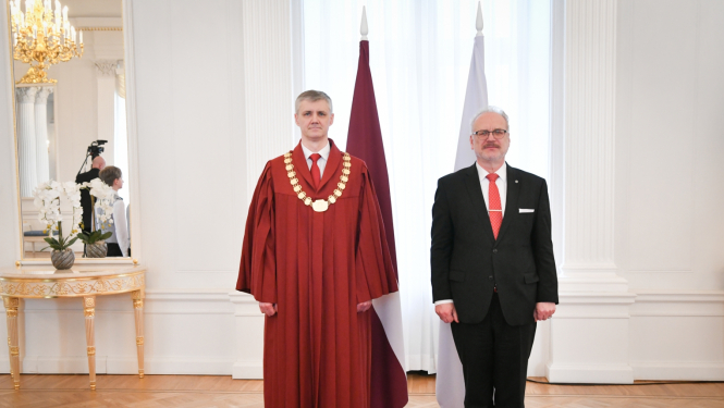 17.04.2023. Augstākās tiesas tiesnesis Ermīns Darapoļskis dod tiesneša zvērestu Valsts prezidentam Egilam Levitam