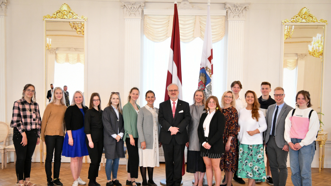 Valsts prezidenta kopbilde ar semināra "Latvija tuvplānā" dalībniekiem Rīgas pils Baltajā zālē