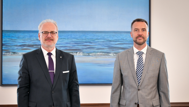 Valsts prezidents Egils Levits un iekšlietu ministrs Kristaps Eklons 2022. gada 13. jūlijā Rīgas pilī
