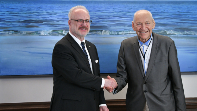 20.06.2023. Valsts prezidents Egils Levits (no kreisās) sasveicinās ar Gunti Jāni Eniņu Valsts prezidenta kabinetā