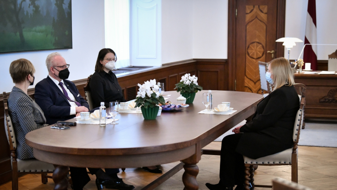 Sarunas dalībnieki pie galda Valsts prezidenta kabinetā