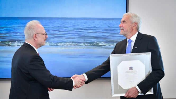 Valsts prezidents Egils Levits pasniedz Cildinājuma rakstu senatoram, bijušajam Augstākās tiesas priekšsēdētājam Andrim Guļānam