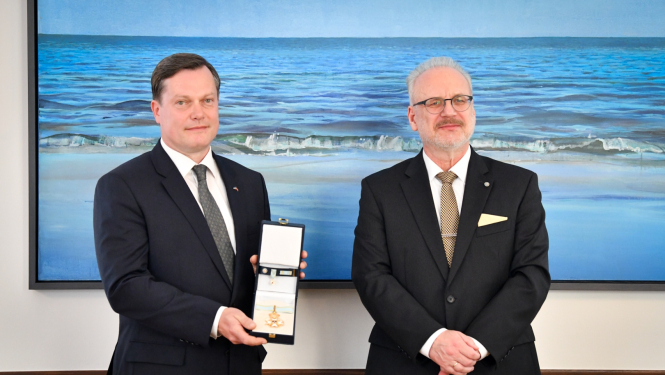 Valsts prezidents Egils Levits pasniedz Triju Zvaigžņu ordeni Igaunijas vēstniekam Latvijā Arti Hilpus 2022. gada 21. jūlijā