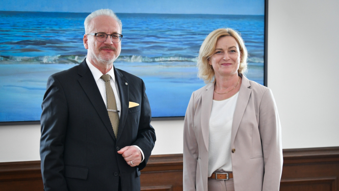 Valsts prezidents Egils Levits tiekas ar ekonomikas ministri Ilzi Indriksoni