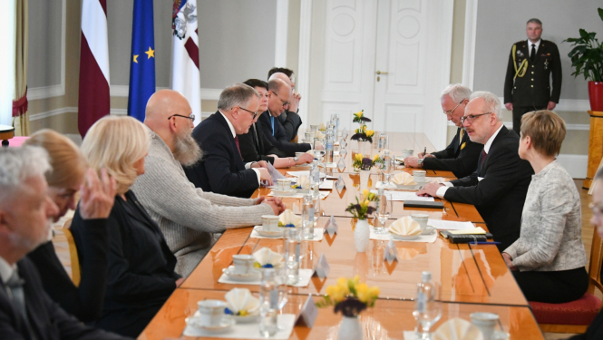 Sarunas dalībnieki Rīgas pils Ģerboņu zālē