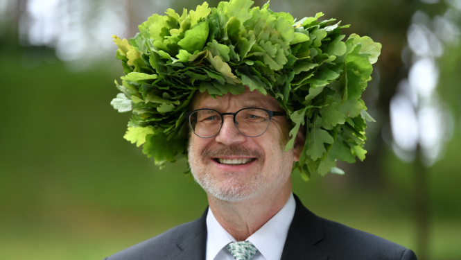 Egils Levits ar Jāņu ozollapu vainagu galvā